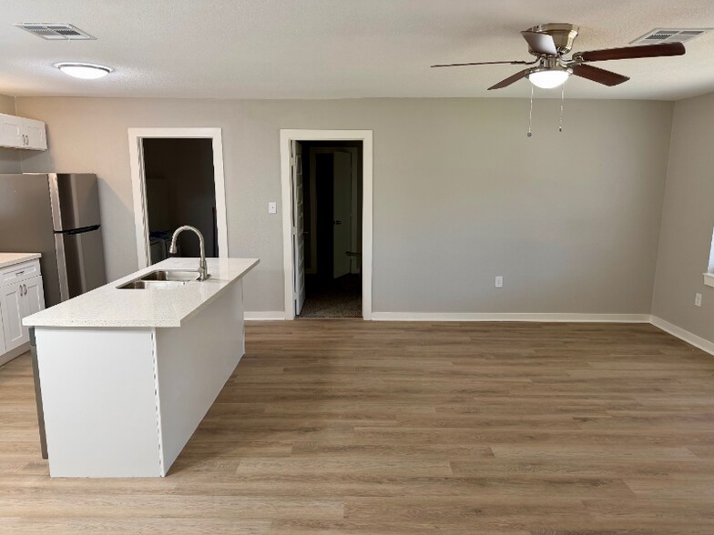 Building Photo - 2306 Staunton Dr