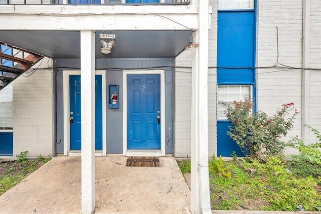 Building Photo - 1802 N Wayside Dr