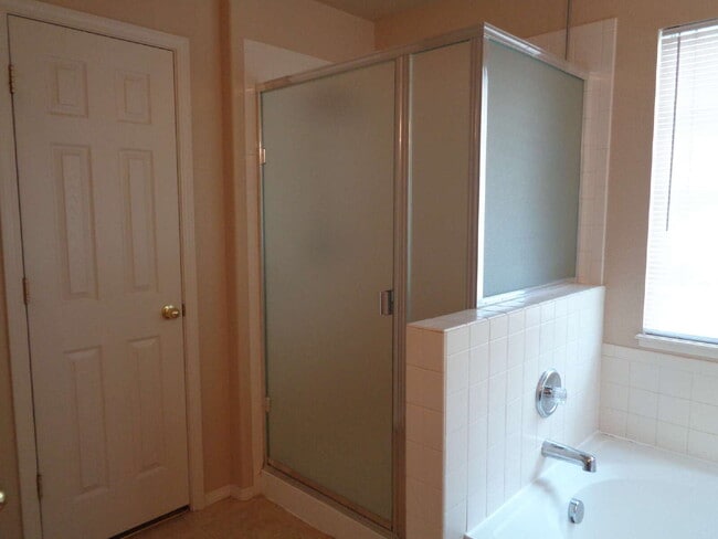 Building Photo - Super location close to shopping, schools,...