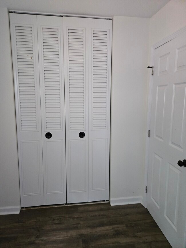 Building Photo - 2401 Winshire Dr