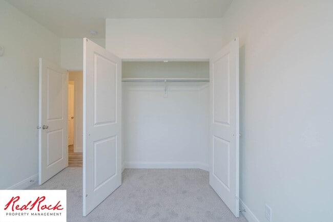 Building Photo - Spacious 3 Bedroom Unit in Desert Color Wi...