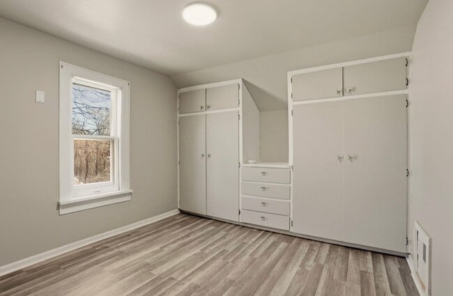Building Photo - Updated 3BR Home with New Kitchen & 2-Car Garage