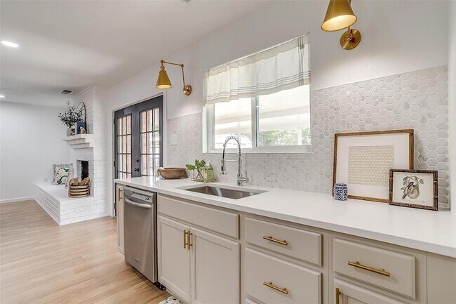 Building Photo - 1701 Larkspur Dr
