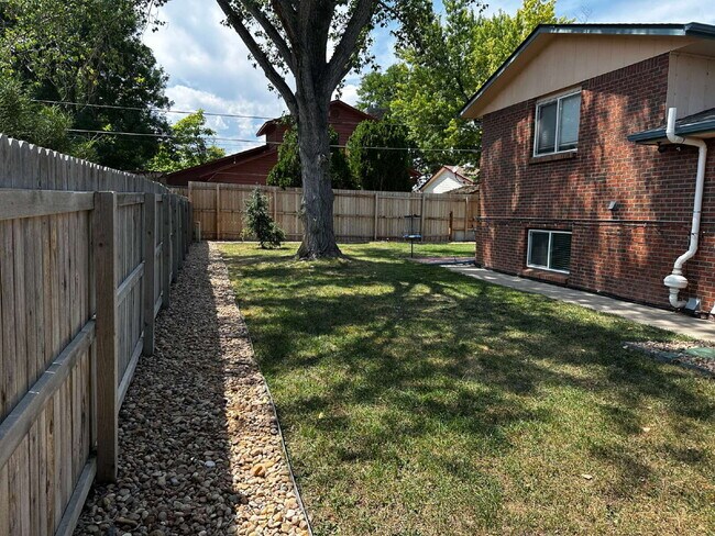 Building Photo - AVAILABLE OCTOBER! Wonderful 3 bed/2 bath ...