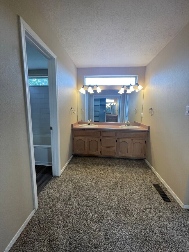 Building Photo - 7051 Natalie Janae Ln NE