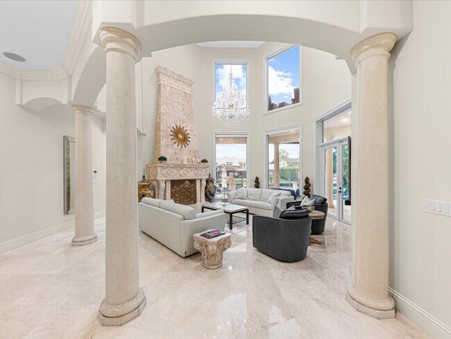 Building Photo - 3030 NE 45th St