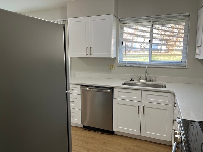Building Photo - 858 Heatherstone Dr