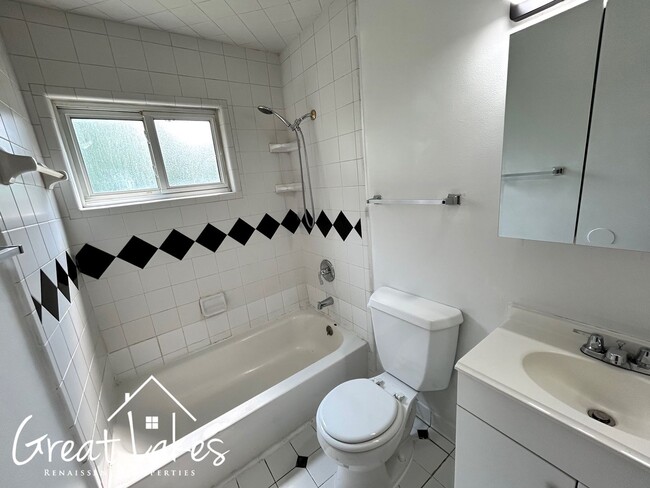 Building Photo - Charming 3 Bedroom 1 Bathroom now availabl...