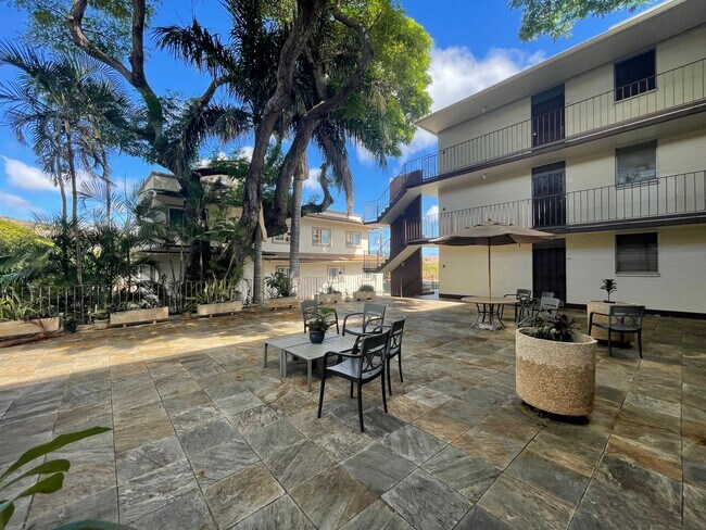 Building Photo - 1 Bed / 1 Bath at University Court, directly across from UH Manoa.