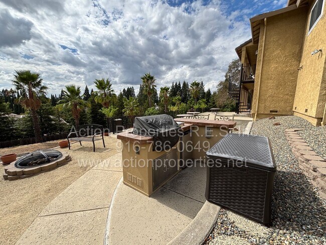 Building Photo - 4726 Abbey Hill