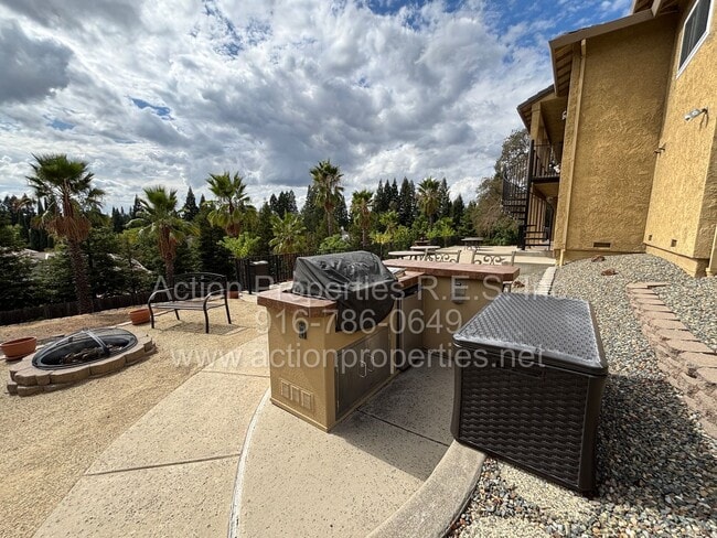 Building Photo - Gorgeous Villa - 3 Bed, 2.5 Bath - Beautiful Views - Highly Desirable Neighborhood!