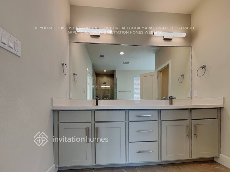 Building Photo - 713 Carriage Knls Dr