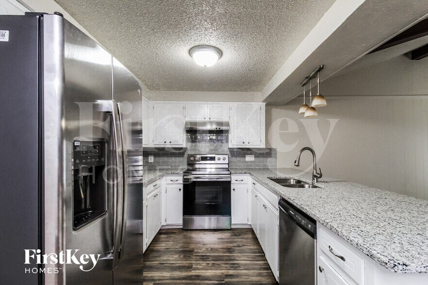 Building Photo - 2509 E Williamsburg Manor