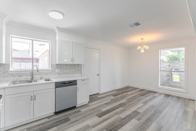 Building Photo - 10126 Pine Moss Dr