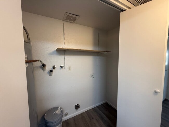 Building Photo - Renovated Glendale 3 Bedroom Condo with New Flooring