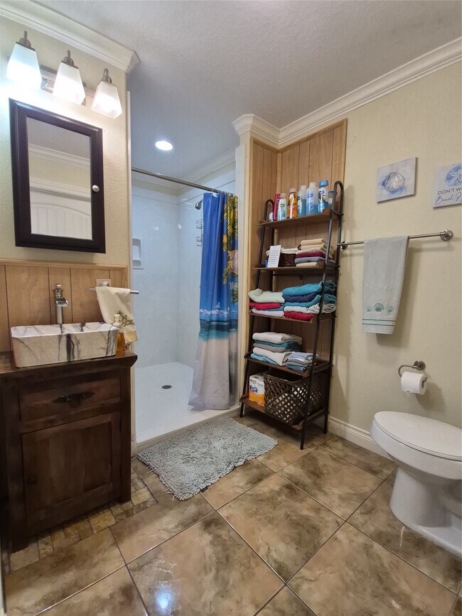 Building Photo - 402 1/2 Avenue A