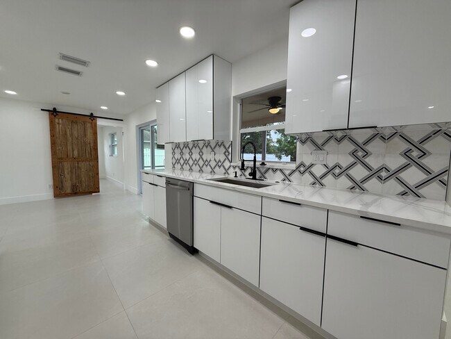 Building Photo - 137 Alcazar St