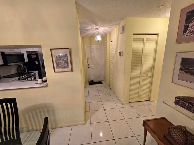 Building Photo - 5084 Rose Hill Dr