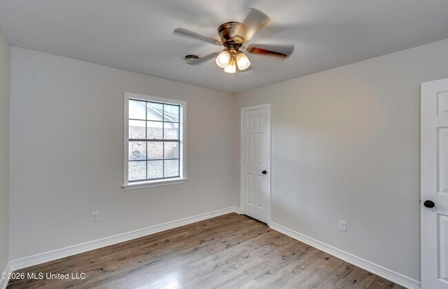 Building Photo - 9 Treeway Dr