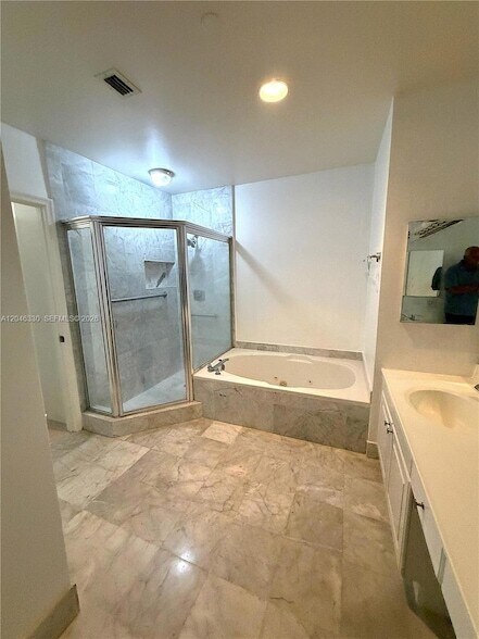 Building Photo - 3640 Yacht Club Dr