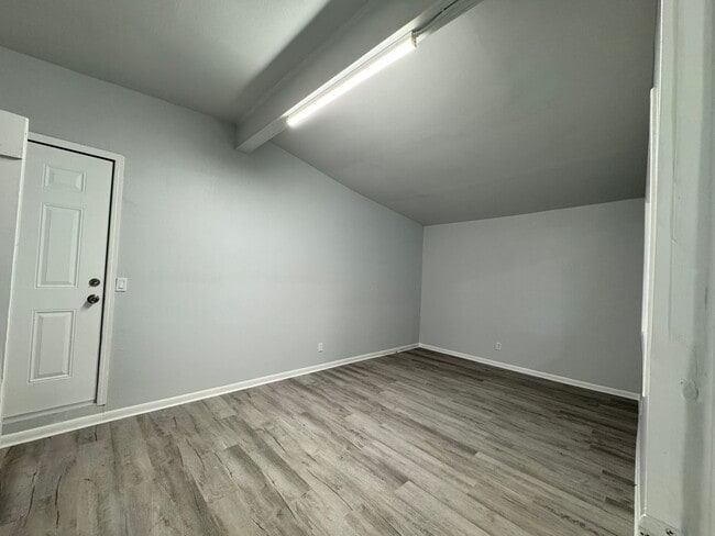 Building Photo - Spacious Open 3 Bedroom Home