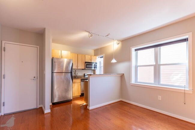 Building Photo - Bright One Bedroom Gem in Columbia Heights!