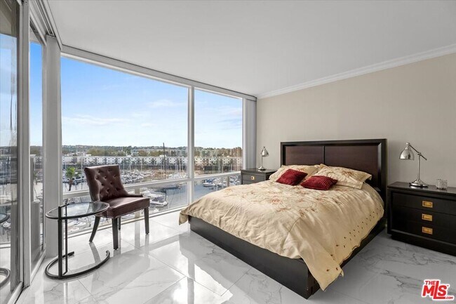 Building Photo - 4267 Marina City Dr