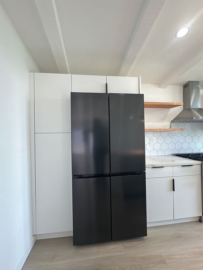 Building Photo - Spacious 3 Bed 3 Bathoom in Long Beach