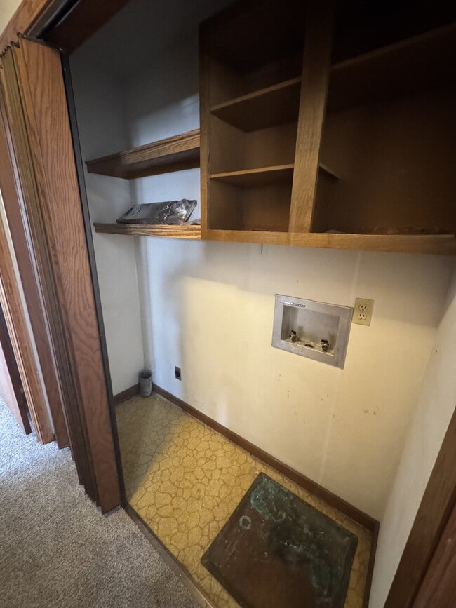 Building Photo - "Charming 2-Bedroom Retreat with Ample Space in Wichita's Serene South Willo-Esque Court!"