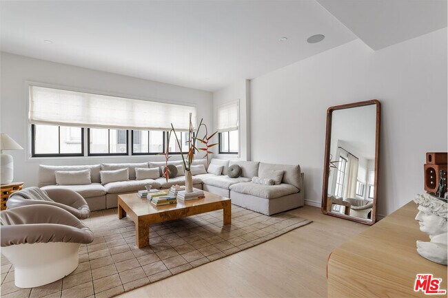 Building Photo - 5201 Vía Donte