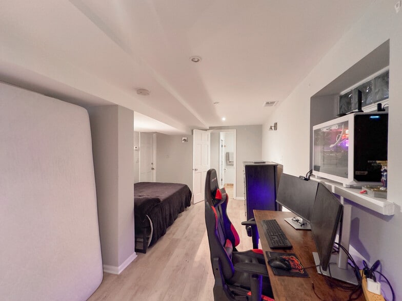 Building Photo - 2046 W Iowa St