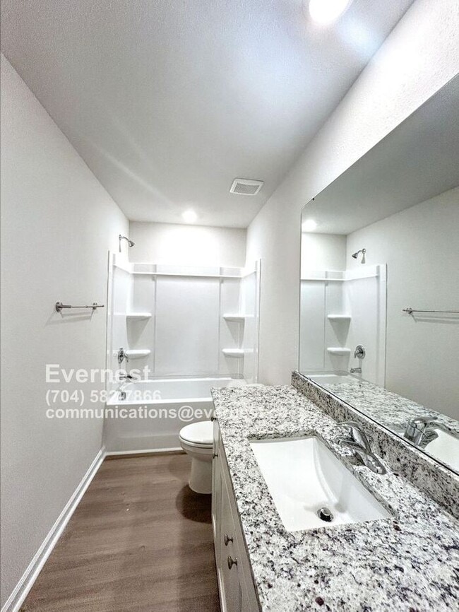 Building Photo - 3 Bed, 2.5 Bath Townhome with Attached Garage and Modern Amenities / voucher accepted / Pet-frien...