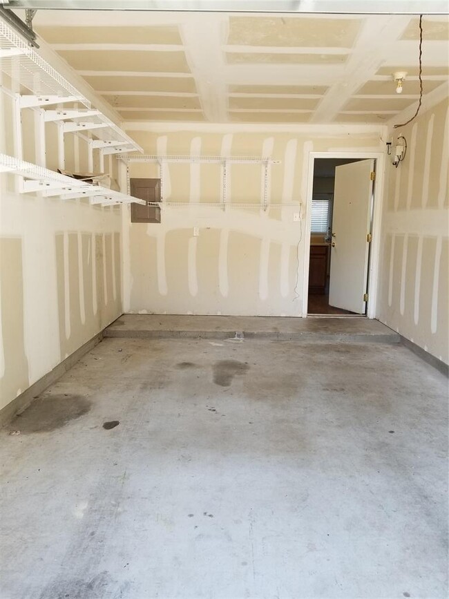 Building Photo - 1121 Shadow Creek Blvd