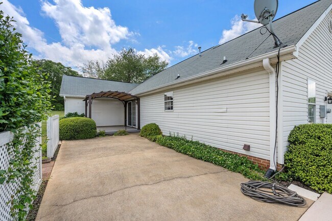Building Photo - Spacious 3 Bedroom Home Near Downtown Greer with Large Backyard and 2-Car Garage.