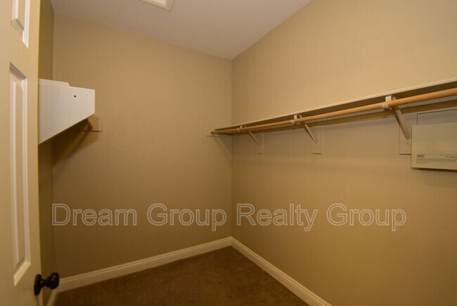 Building Photo - 10524 Autumn Pine Ave