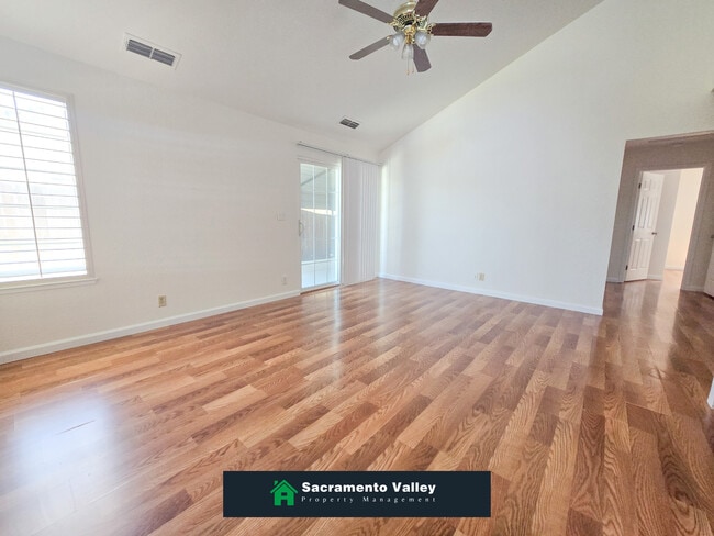 Building Photo - 8282 Meadowhaven Dr