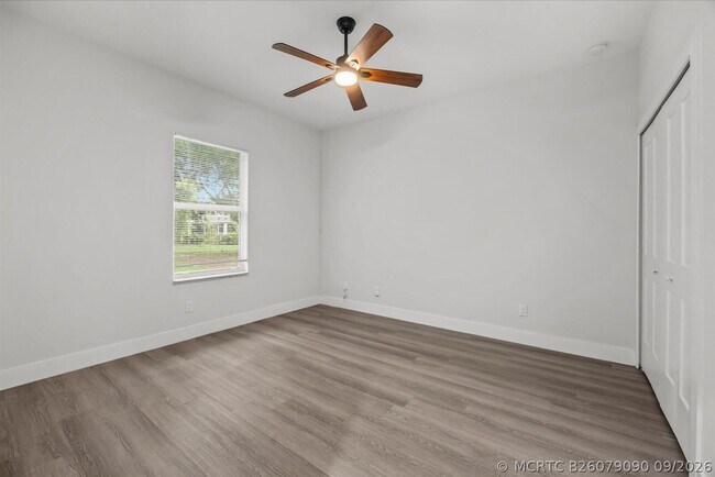 Building Photo - 419 SW Namoit Pl
