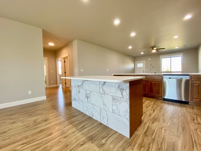 Building Photo - Gorgeous 3 Bedroom Home in West Valley