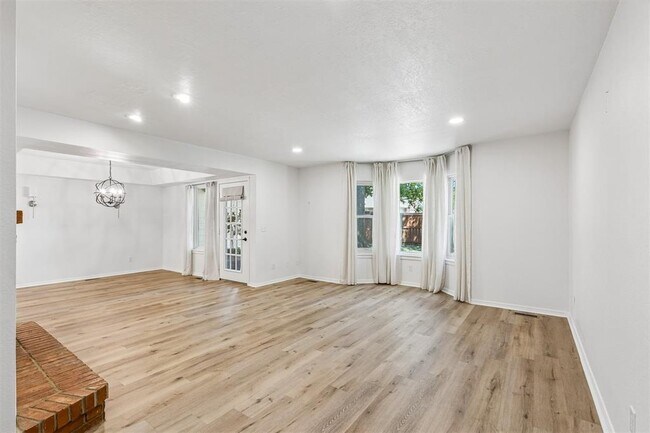 Building Photo - 11819 Red Oak Way