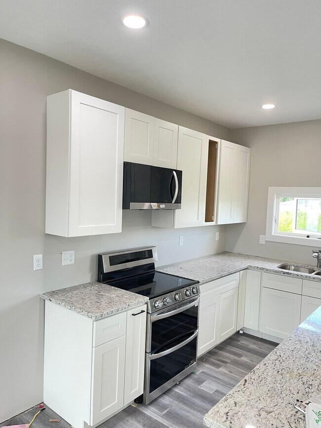 Building Photo - Newly rebuilt house in the heart of Elkhorn