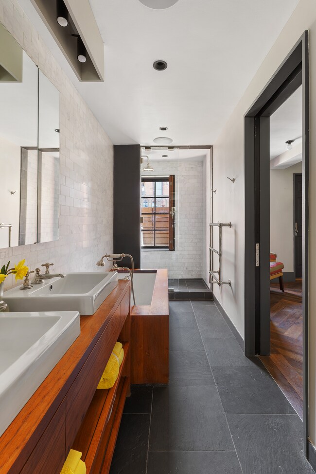 Building Photo - 165 Coffey St