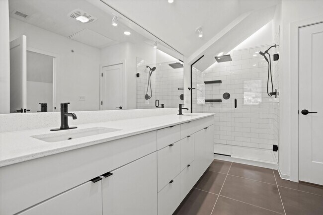 Building Photo - Beautiful 2-Bed/2.5 Bath Townhome in Downt...