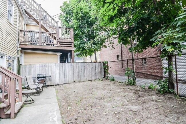 Building Photo - 546 E 8th St