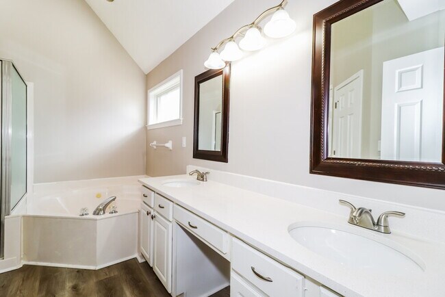 Building Photo - 9245 Tamhaven Dr