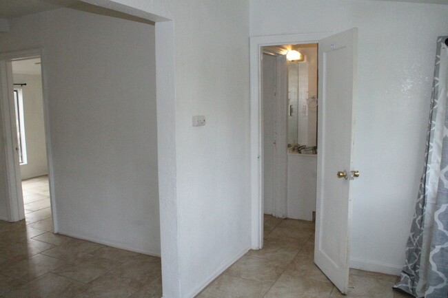 Building Photo - 1 Bedroom, 1 Bathroom House in Antioch wit...