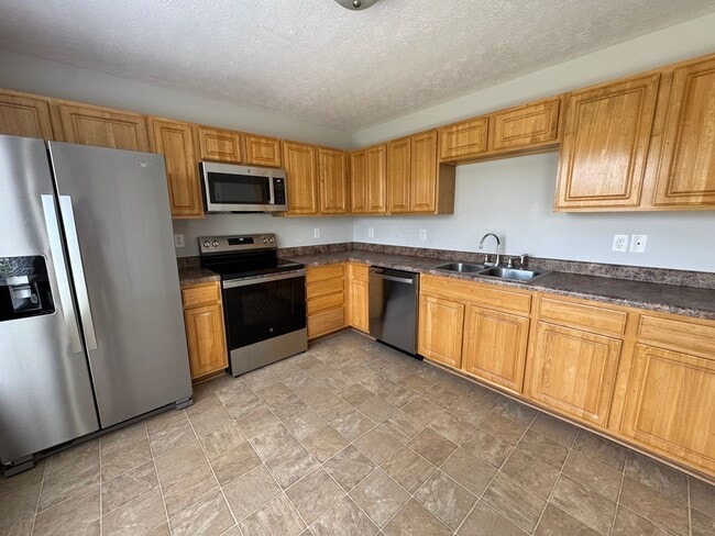 Building Photo - Newly Renovated 3BR 2BA home close to GM, ...