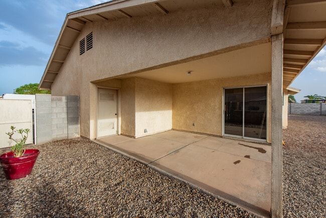 Building Photo - 2866 S 30th Dr