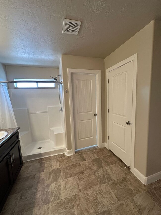 Building Photo - Charming Townhome