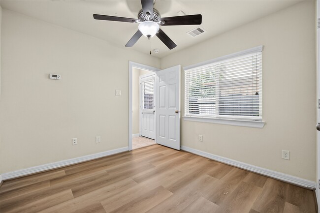Building Photo - 2707 Shadybrook Meadow Dr
