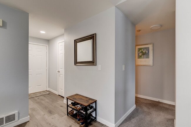 Building Photo - Second Story 2 bed 2 bath condo - W/S/G included!